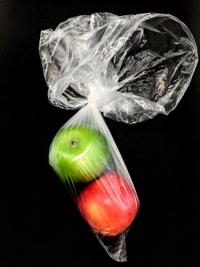 jabłka w plastikowej torebce