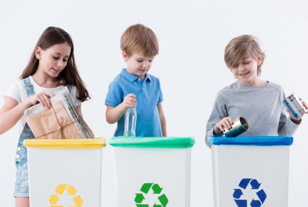 dzieci uczą się segregacji odpadów